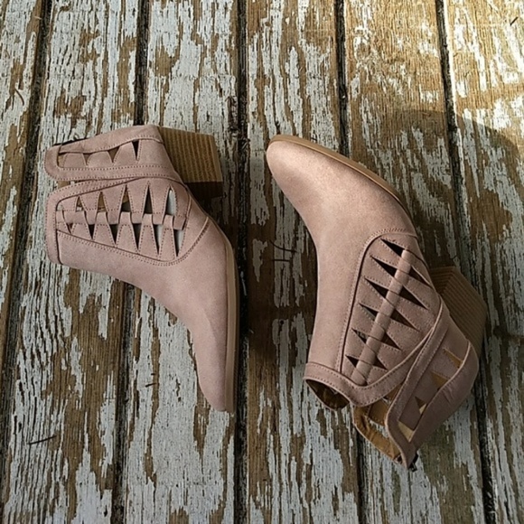 Last Pair Sz 7! Cutout Pink Booties - Picture 2 of 7
